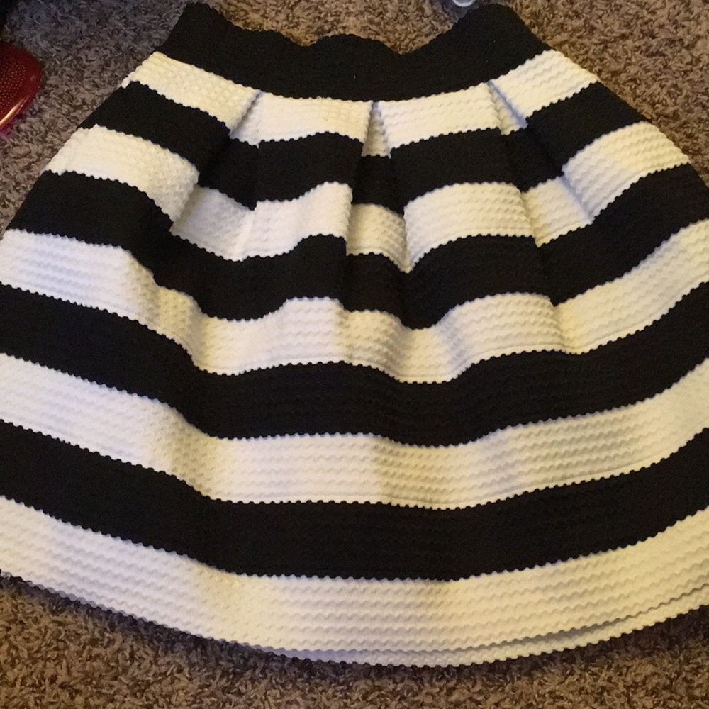 Black/white skirt